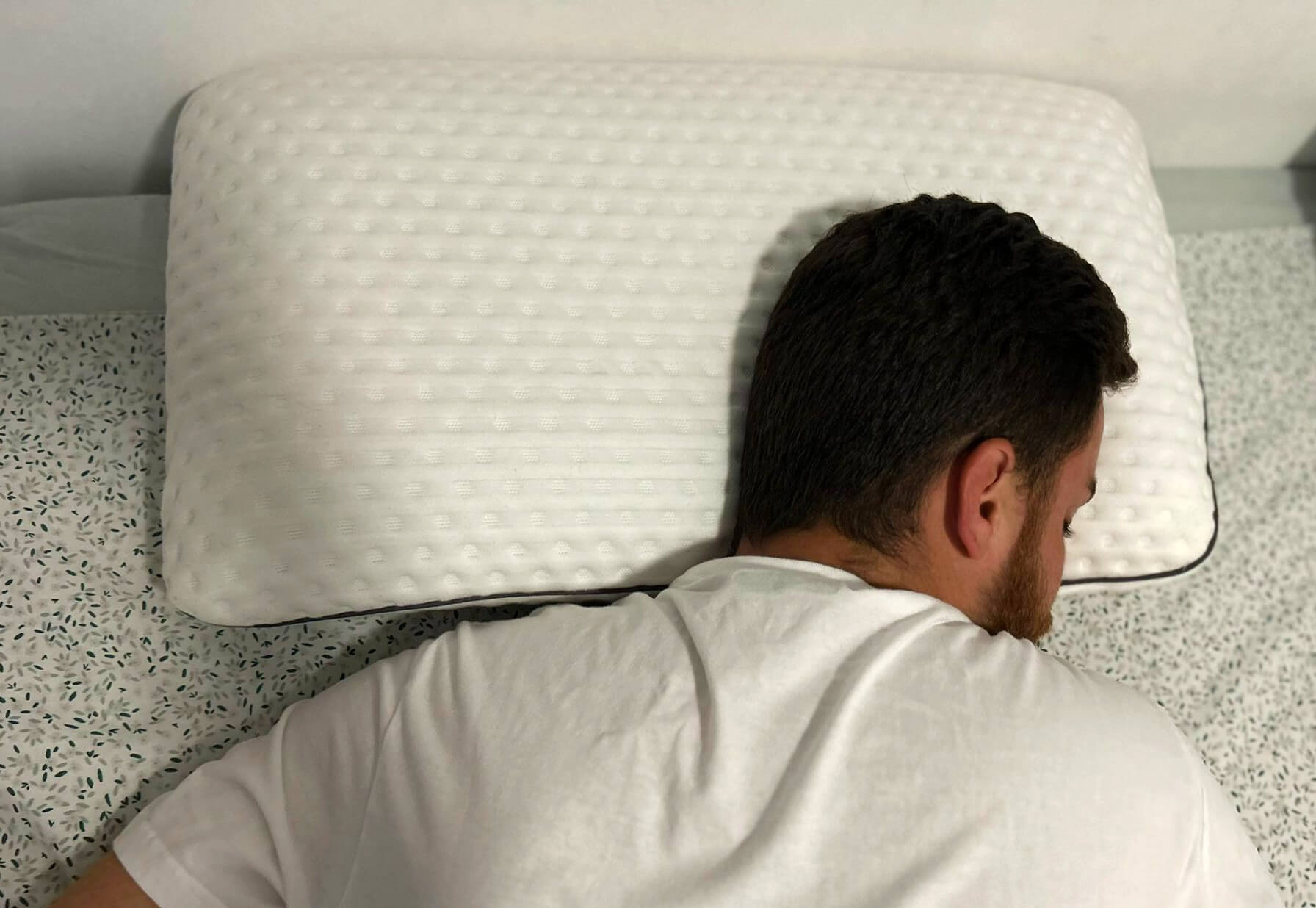 almohada emma premium durmiendo boca abajo